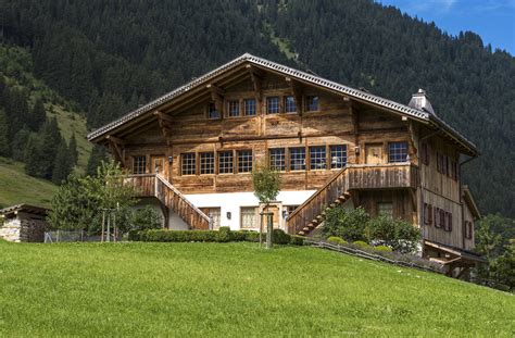 Super Photo : A LUXURIOUS, SOPHISTICATED CHALET JUST OUTSIDE GSTAAD FOR ...