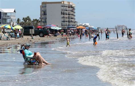 Photos show crowded Galveston beaches, Seawall after Abbott's order ...