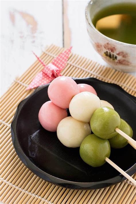 comerJapones.com — Hanami dango. Receta Pretty Food, Cute Food, Good Food, Yummy Food, Asian ...