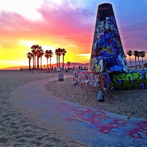 Venice Sunsets + Graffiti Art | Venice beach boardwalk, Venice beach, Beach relax