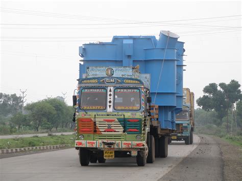 File:Truck carrying a large load in Indore (front view).JPG - Wikipedia ...