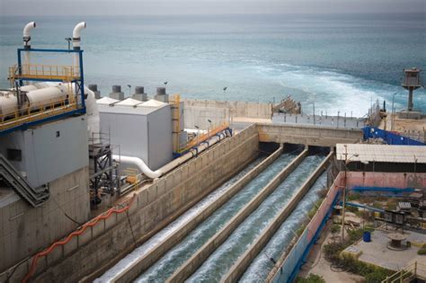 The Desolenator Uses Solar Power to Turn Salt Water into Drinking Water ...