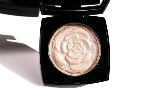 Chanel Camelia de Chanel Illuminating Powder | The Beauty Look Book