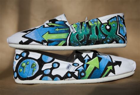 Benjamin Paras: Graffiti Style Custom Toms Shoes