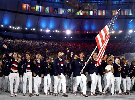 Michael Phelps Carries the American Flag as He Leads Team USA Into Rio ...