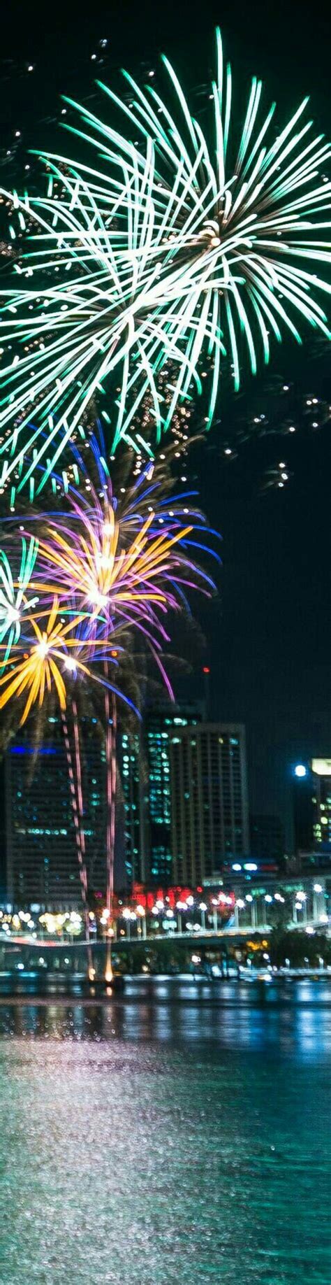 Xmas Fireworks on the Brisbane River at Southbank - photo from #davidcrocombe David Crocombe ...