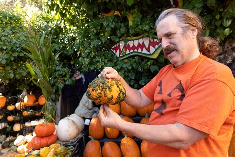 Oakland’s Piedmont Avenue Pumpkin Patch provides Halloween fun