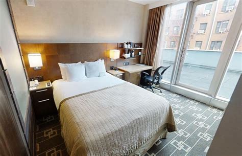 Hotel Room With Balcony NYC - Wyndham Garden Chinatown