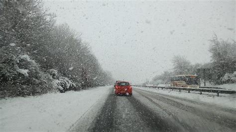 Wales weather: Snowfall as warning extended and roads shut - BBC News