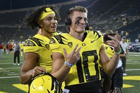 Bo Nix's rebound helps No. 15 Ducks get back on track | AP News