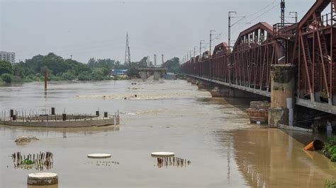 Old Yamuna Bridge closed to traffic as water level breaches danger mark | delhi news | Hindustan ...