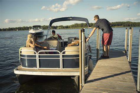 Docking a Pontoon Boat: Step-by-Step Guide | Discover Boating