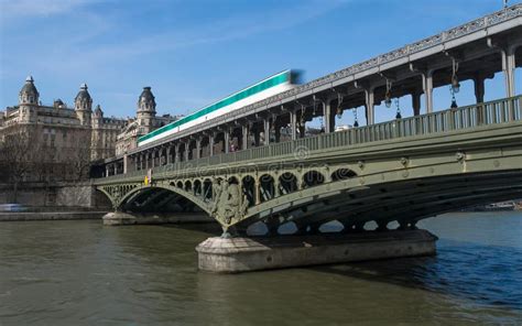 Paris Metro on the Pont De Bir-Hakeim Bridge Stock Photo - Image of light, railroad: 79130998