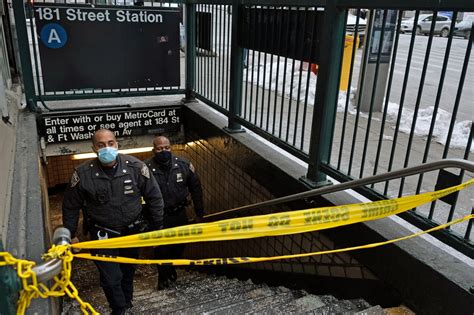 Homeless Man Arrested in Subway Stabbings That Left 2 Dead, 2 Wounded - The New York Times