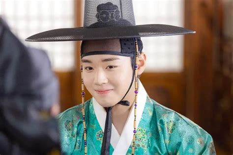 Park Ji Hoon Dazzles With His Unique Fashion In “Flower Crew: Joseon Marriage Agency” | Soompi