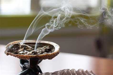 A Sage Smudging Ritual To Cleanse Your Aura & Clear Your Space | Sage ...