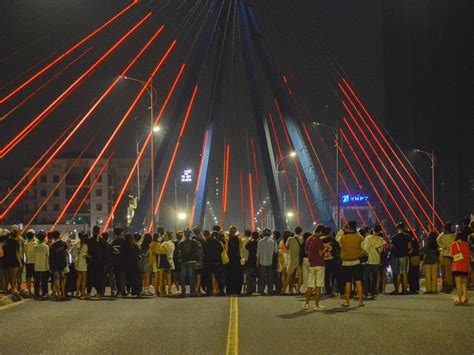 Watch the moment the Han River Bridge rotates in the night - Vietnam.vn