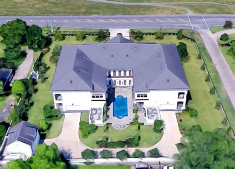 The Orleans Mansion that is the jesse duplantis house - viewfixer.com