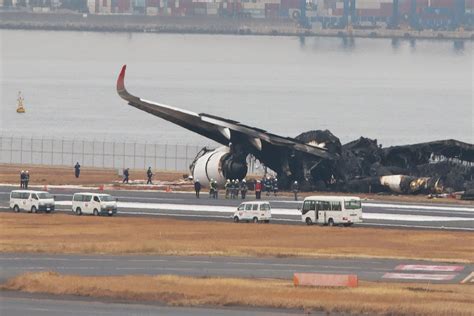 International - Inferno on Tokyo runway after Japanese Coast Guard plane collides with Japan ...