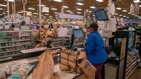 Tyler Perry shocks seniors by paying for groceries at Atlanta Krogers | FOX 5 Atlanta