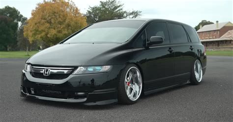 500-HP Honda Odyssey Drift Van Takes On a 950-HP Datsun 1200 UTE, Gapped to Oblivion - autoevolution