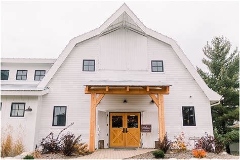 Gathered Oaks Barn Wedding Minnesota Barn Wedding Photographer | Minnesota wedding venues, Barn ...