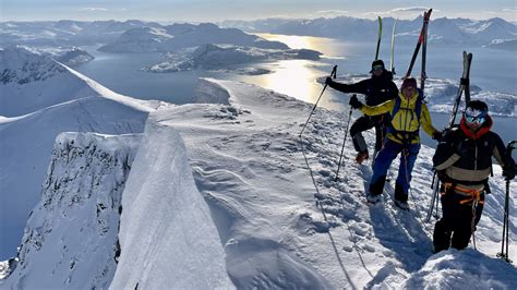 Skitouren Lyngen in den Lyngen alps mit bester Lodge am Fjord