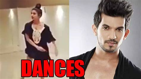 Naagin fun: Mouni Roy DANCES, Arjun Bijlani REACTS