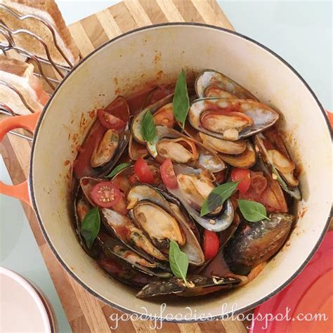 GoodyFoodies: Recipe: Steamed Mussels in Spicy Tomato Sauce and Basil