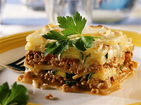 Moussaka mit Kartoffel und Zucchini Rezept | EAT SMARTER