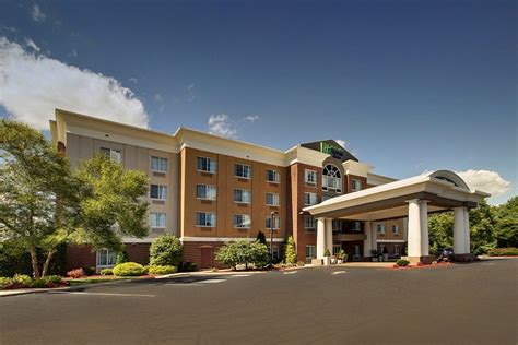 HOLIDAY INN EXPRESS & SUITES MIDDLEBORO RAYNHAM - Updated 2024 Prices ...