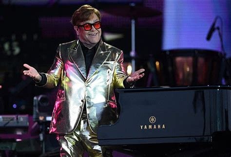 Elton John hails fans at emotional final farewell show | Philstar.com