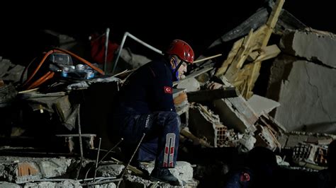 Rescuers in Turkey seek survivors as earthquake toll rises