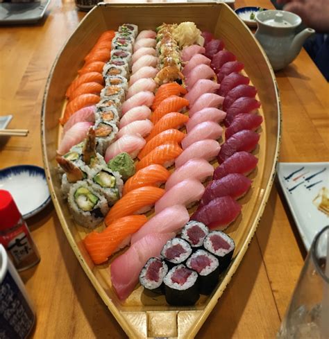 [I ate] Sushi Boat http://ift.tt/2mMB5PU Sushi Comida, Sushi Boat ...