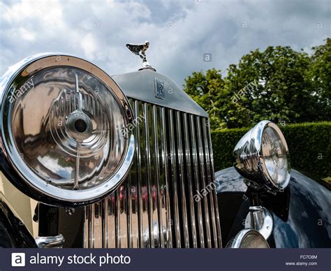 The front end grill and lights of a vintage Rolls Royce Stock Photo - Alamy