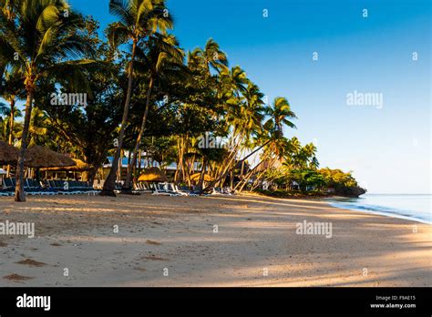 Sandy beach of The Shangri-La Fijian Resort and Spa, Yanuca Stock Photo ...