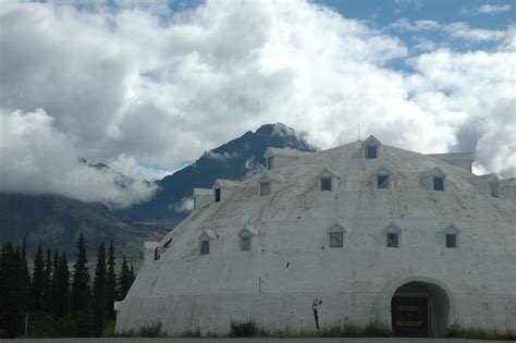 Igloo Hotel in Alaska | Unusual buildings, Unique buildings, Architecture images