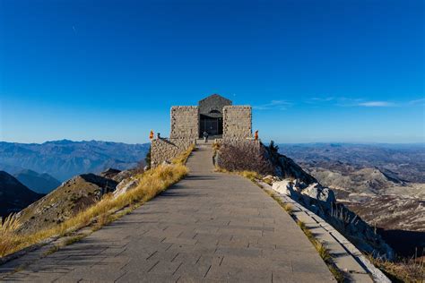 Building on Mountain Peak · Free Stock Photo