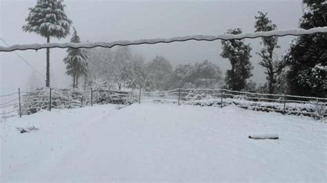 Heavy snowfall here including Dhanaulti Munsiyari Chakrata big update on weather in Uttarakhand ...