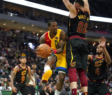 Eric Bledsoe stars as Bucks clobber lowly Cavs | Inquirer Sports