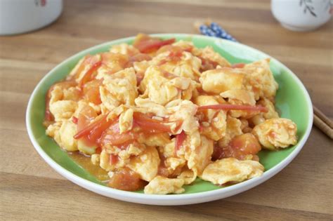 Scrambled eggs with tomatoes recipe - Yummcious