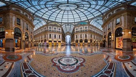 La Galería de Víctor Manuel II es un edificio con bóveda de vidrio en ...