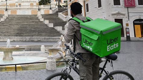 Italian prosecutors fine food delivery firms, order hiring of 60,000 workers