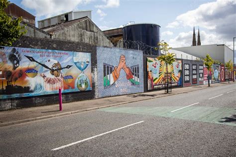 Belfast Peace Wall and its murals - how to see it for yourself