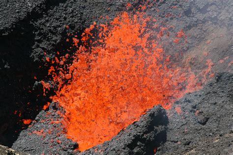 File:Villarrica lava fountain.jpg - Wikimedia Commons