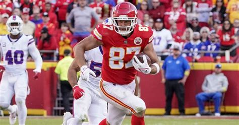 Travis Kelce exits Chiefs-Vikings game after apparent injury