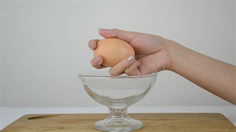 How to Break an Egg with One Hand: 8 Steps (with Pictures)