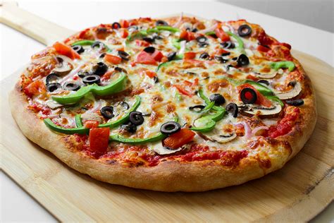 The Best Veggie Supreme Pizza [recipe + video] – Thursday Night Pizza