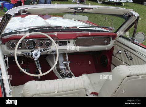 Interior de 1960 Ford Mustang en White Waltham Festival Retro Classic ...