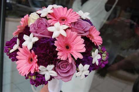 Pink Gerbera Daisy Bouquets Wedding / So simply done, and pink too ...